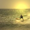 Hoe stimuleer je creatief denken? 7168901 - sunset surfer in the wave