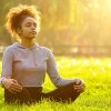 Overprikkeld? 40878150-young-african-american-woman-meditating-in-nature-1200x628-q40